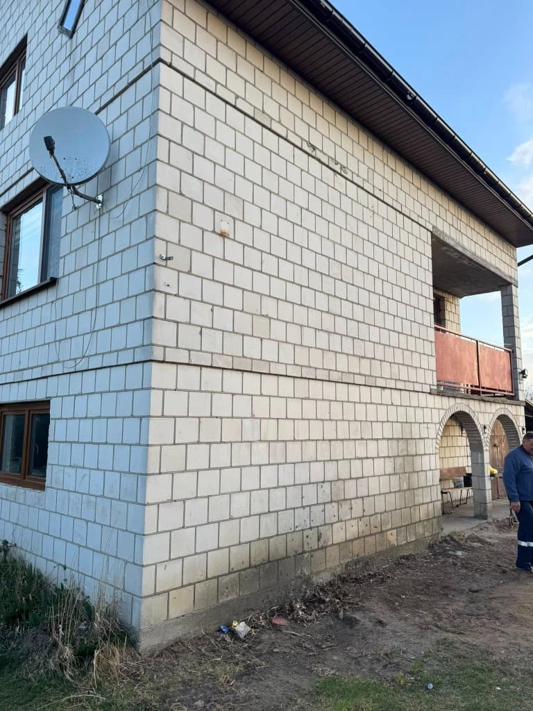 Dom jednorodzinny - docieplenie i elewacja, Sypniewo - System ETICS: styropian, siatka, grunt, parapety, tynk silikonowy (dwa kolory) - zdjęcie 8