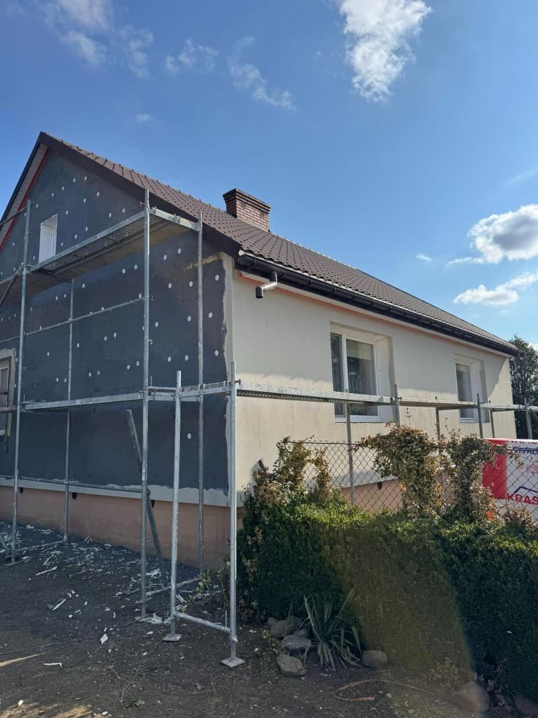 Docieplenie starej elewacji - Goworowo, Goworowo - Docieplenie budynku, warstwa zbrojona, gruntowanie, tynk strukturalny, nowe parapety i cokół z mozaiki - zdjęcie 2