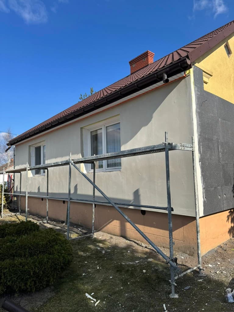Docieplenie starej elewacji - Goworowo, Goworowo - Docieplenie budynku, warstwa zbrojona, gruntowanie, tynk strukturalny, nowe parapety i cokół z mozaiki - zdjęcie 3