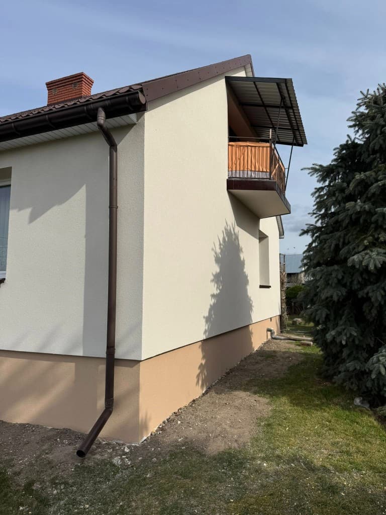 Docieplenie starej elewacji - Goworowo, Goworowo - Docieplenie budynku, warstwa zbrojona, gruntowanie, tynk strukturalny, nowe parapety i cokół z mozaiki - zdjęcie 4