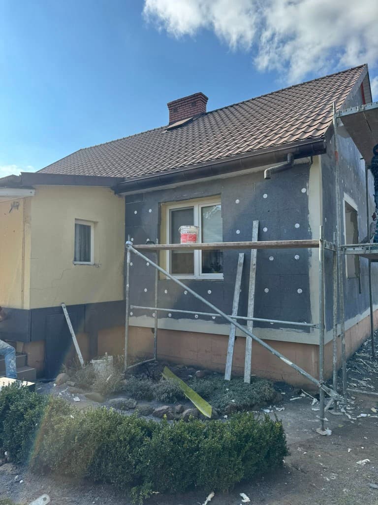 Docieplenie starej elewacji - Goworowo, Goworowo - Docieplenie budynku, warstwa zbrojona, gruntowanie, tynk strukturalny, nowe parapety i cokół z mozaiki - zdjęcie 5