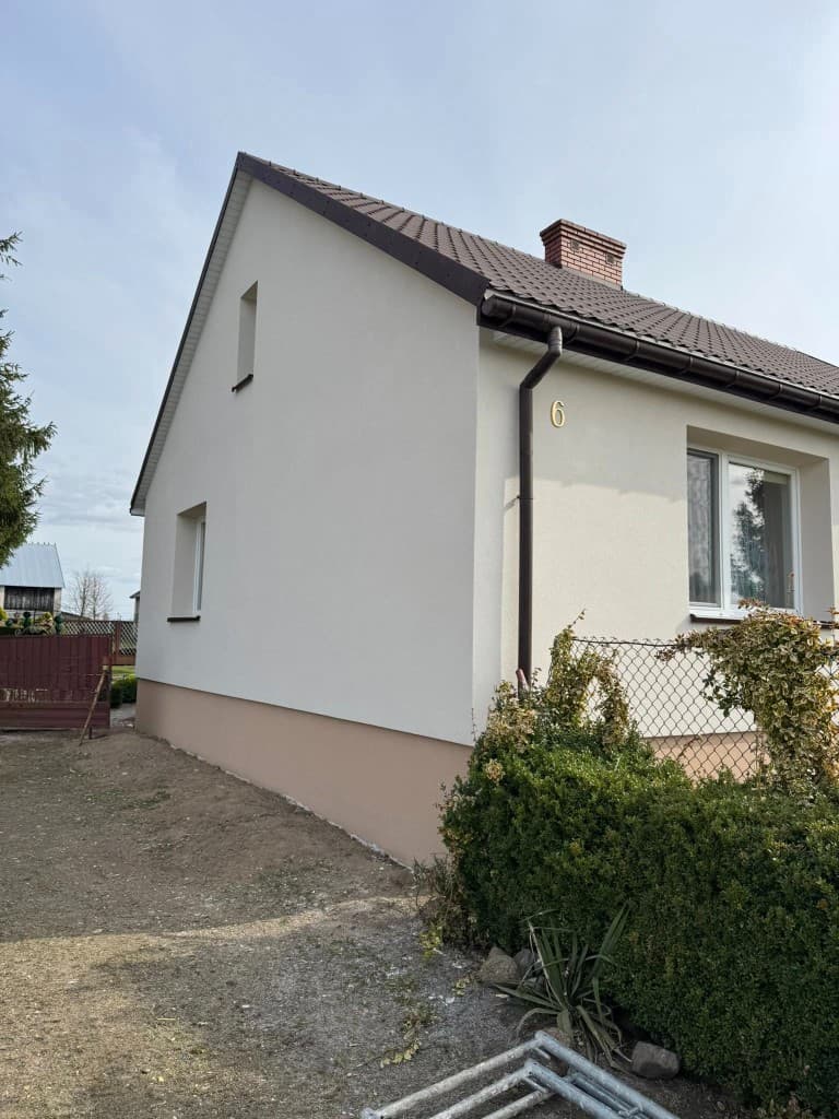 Docieplenie starej elewacji - Goworowo, Goworowo - Docieplenie budynku, warstwa zbrojona, gruntowanie, tynk strukturalny, nowe parapety i cokół z mozaiki - zdjęcie 6
