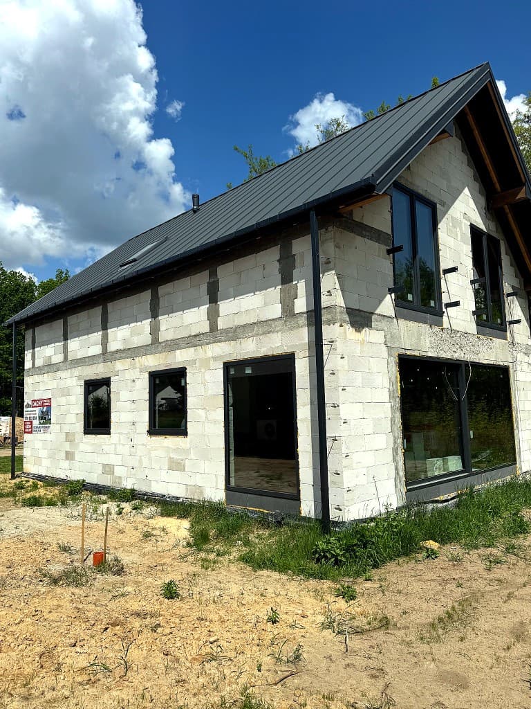Elewacja i ocieplenie domu jednorodzinnego - Jachranka, Jachranka - Ocieplenie styropianem, siatka zbrojąca, tynk silikonowy w dwóch kolorach, rynny i parapety zewnętrzne - zdjęcie 3