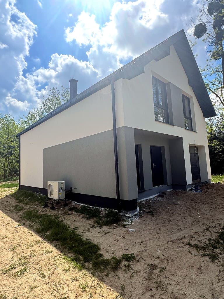Elewacja i ocieplenie domu jednorodzinnego - Jachranka, Jachranka - Ocieplenie styropianem, siatka zbrojąca, tynk silikonowy w dwóch kolorach, rynny i parapety zewnętrzne - zdjęcie 4