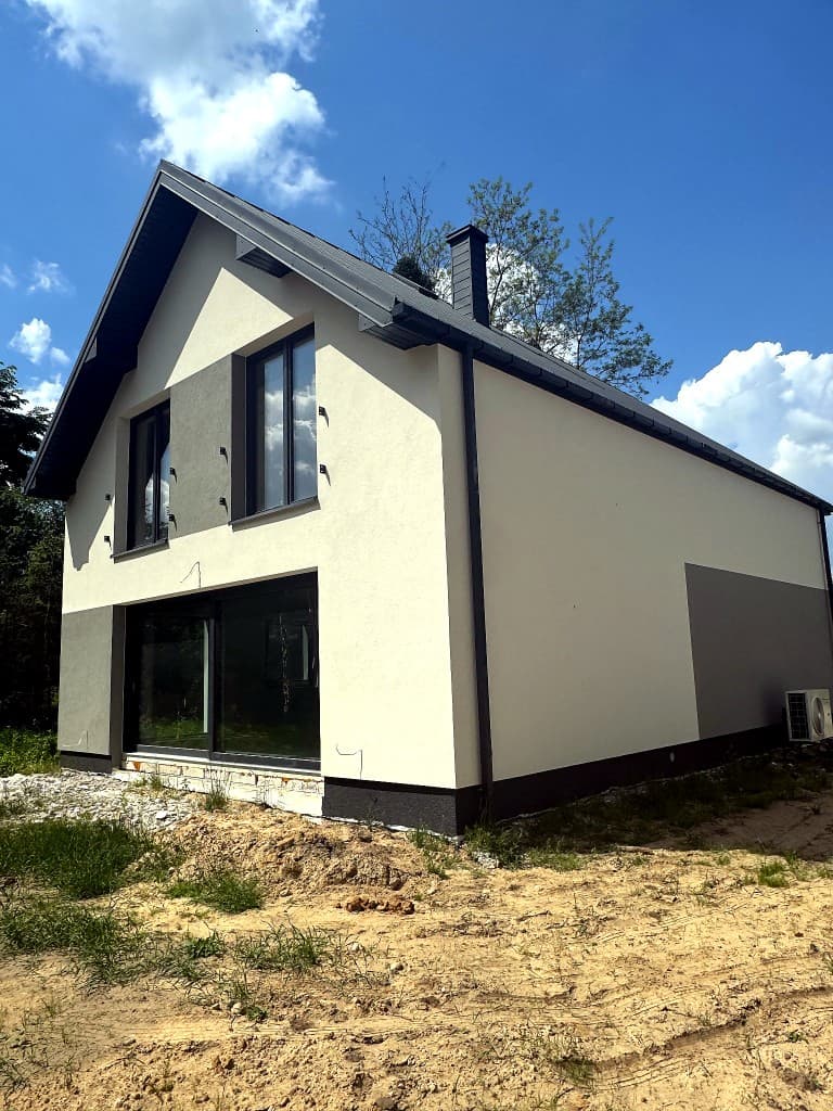 Elewacja i ocieplenie domu jednorodzinnego - Jachranka, Jachranka - Ocieplenie styropianem, siatka zbrojąca, tynk silikonowy w dwóch kolorach, rynny i parapety zewnętrzne - zdjęcie 5