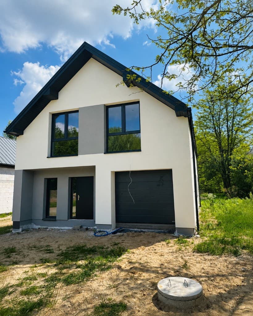 Elewacja i ocieplenie domu jednorodzinnego - Jachranka, Jachranka - Ocieplenie styropianem, siatka zbrojąca, tynk silikonowy w dwóch kolorach, rynny i parapety zewnętrzne - zdjęcie 7